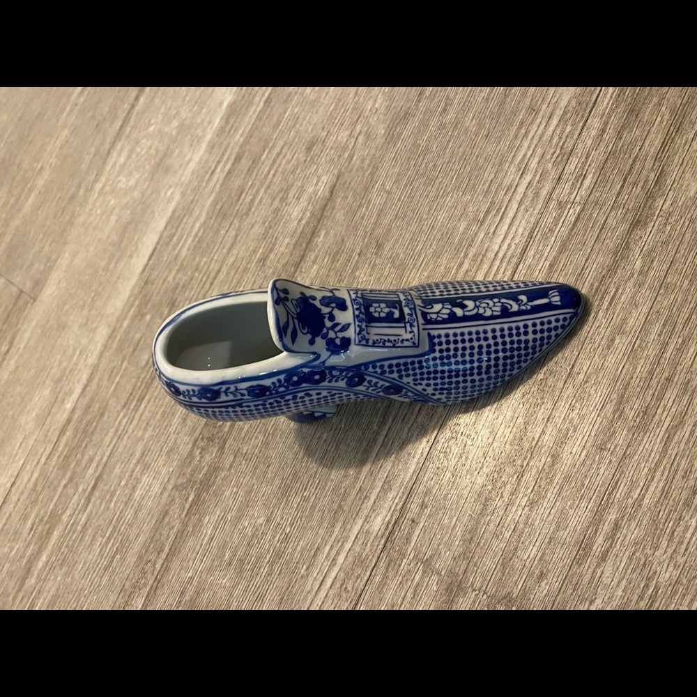 Blue and white decorative shoe the Canton collection is 7 3/4" long x 4 high - Picture 3 of 13